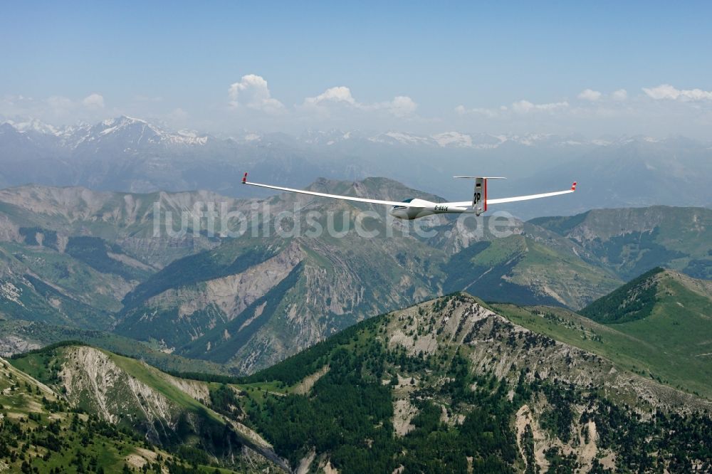 Saint-Julien-en-Beauchêne aus der Vogelperspektive: Segelflugzeug ASW 20 D-6538 im Fluge über den Bergen bei Saint-Julien-en-Beauchêne in Provence-Alpes-Cote d'Azur, Frankreich