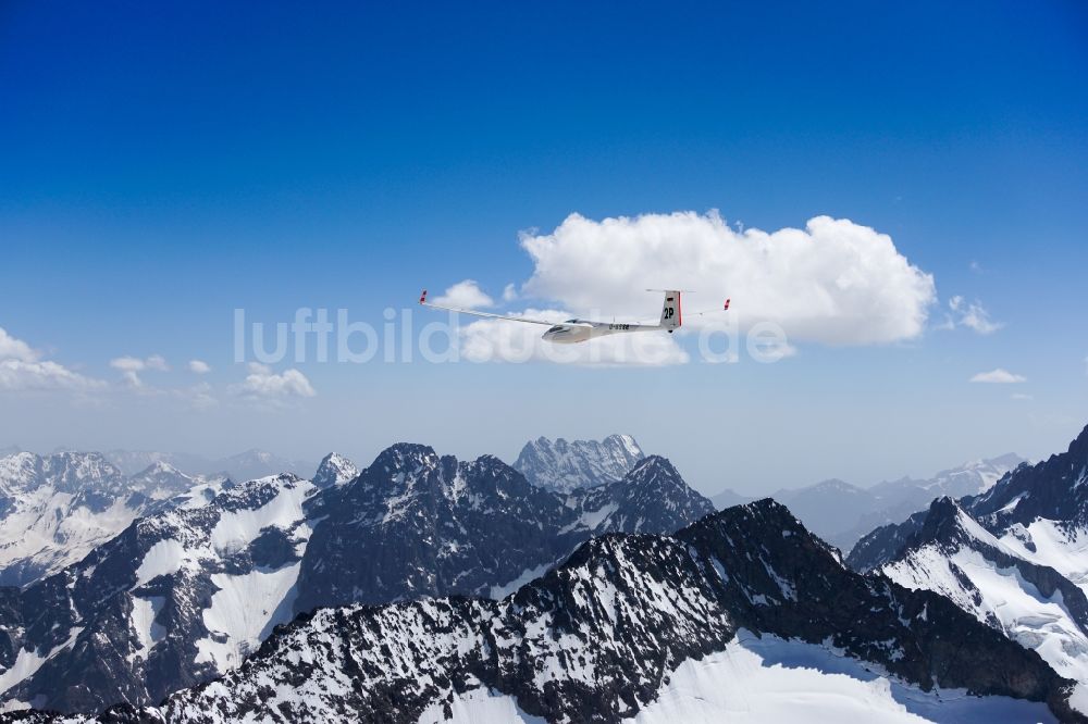 La Chapelle-en-Valgaudémar aus der Vogelperspektive: Segelflugzeug ASW 20 D-6538 im Fluge über den Bergen des Nationalpark Écrins in Provence-Alpes-Cote d'Azur, Frankreich