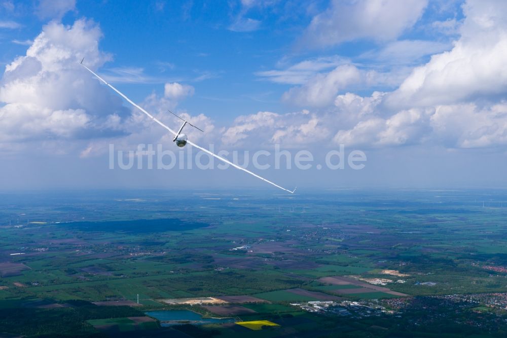 Heinbockel von oben - Segelflugzeug ASW 27 D-9279 im Fluge über den Feldern bei Fredenbeck im Bundesland Niedersachsen, Deutschland