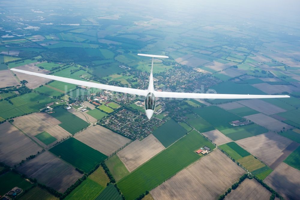 Luftaufnahme Heinbockel - Segelflugzeug ASW20 im Fluge über dem Luftraum bei Heinbockel im Bundesland Niedersachsen, Deutschland