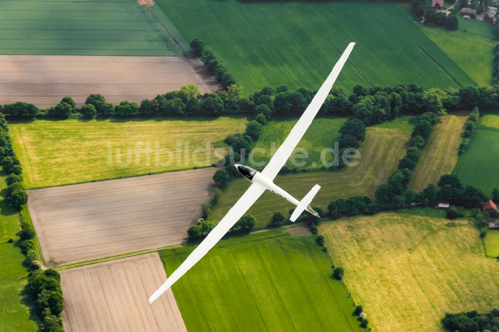 Stade von oben - Segelflugzeug ASW20 im Fluge über dem Luftraum bei Stade im Bundesland Niedersachsen, Deutschland