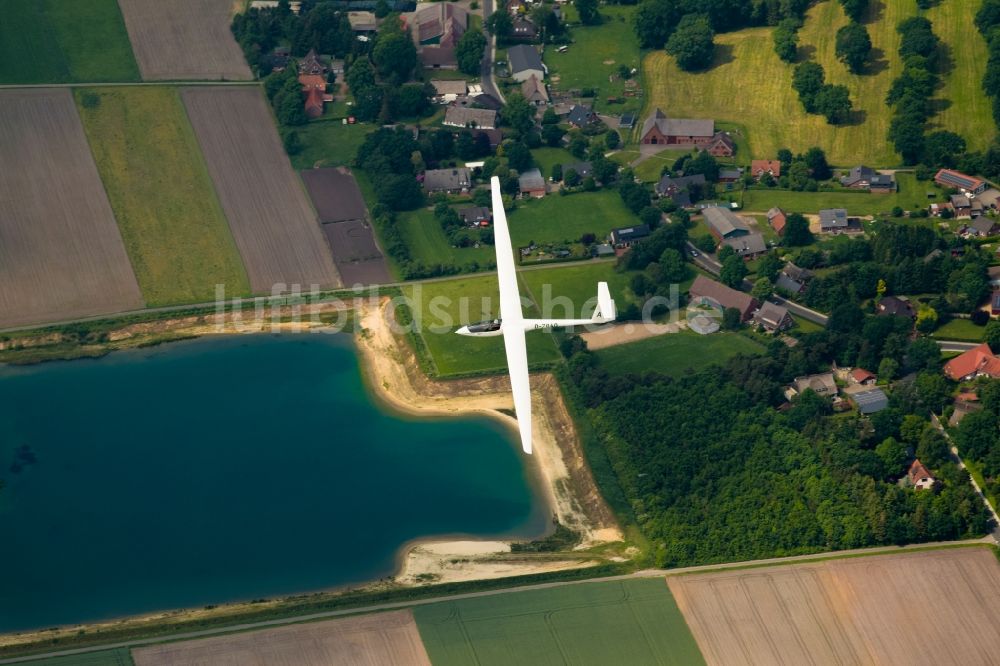 Stade aus der Vogelperspektive: Segelflugzeug ASW20 im Fluge über dem Luftraum bei Stade im Bundesland Niedersachsen, Deutschland