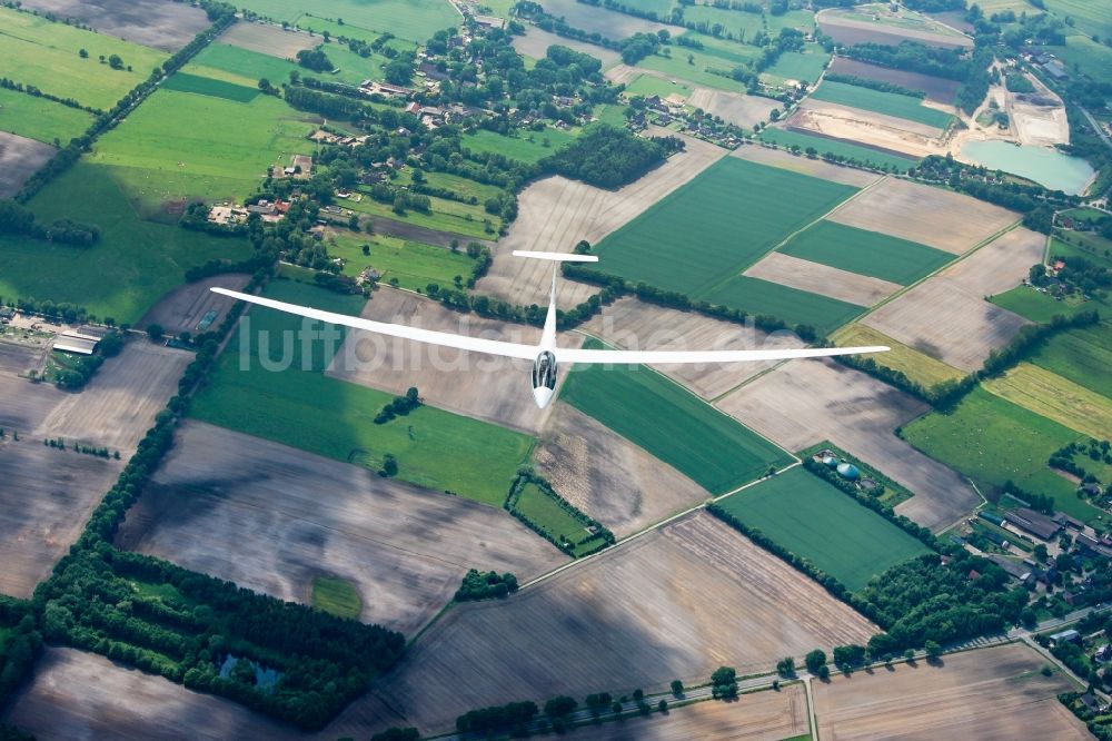 Burweg aus der Vogelperspektive: Segelflugzeug ASW 20 im Fluge über dem Luftraum in Burweg im Bundesland Niedersachsen, Deutschland