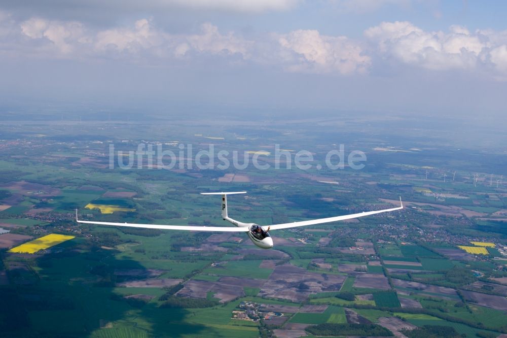 Luftbild Deinste - Segelflugzeug ASW 27 D-9279 im Fluge über dem Luftraum in Deinste im Bundesland Niedersachsen, Deutschland