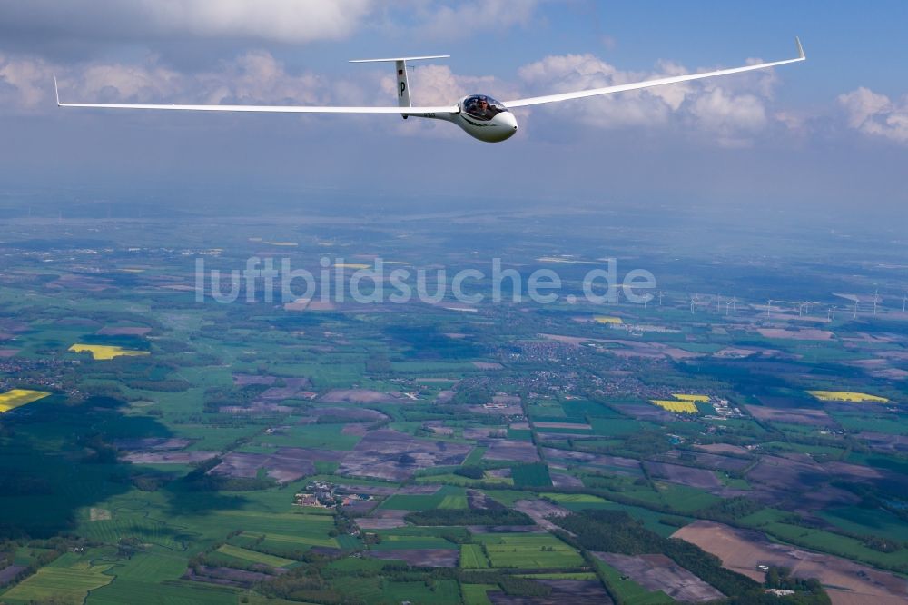 Luftaufnahme Deinste - Segelflugzeug ASW 27 D-9279 im Fluge über dem Luftraum in Deinste im Bundesland Niedersachsen, Deutschland