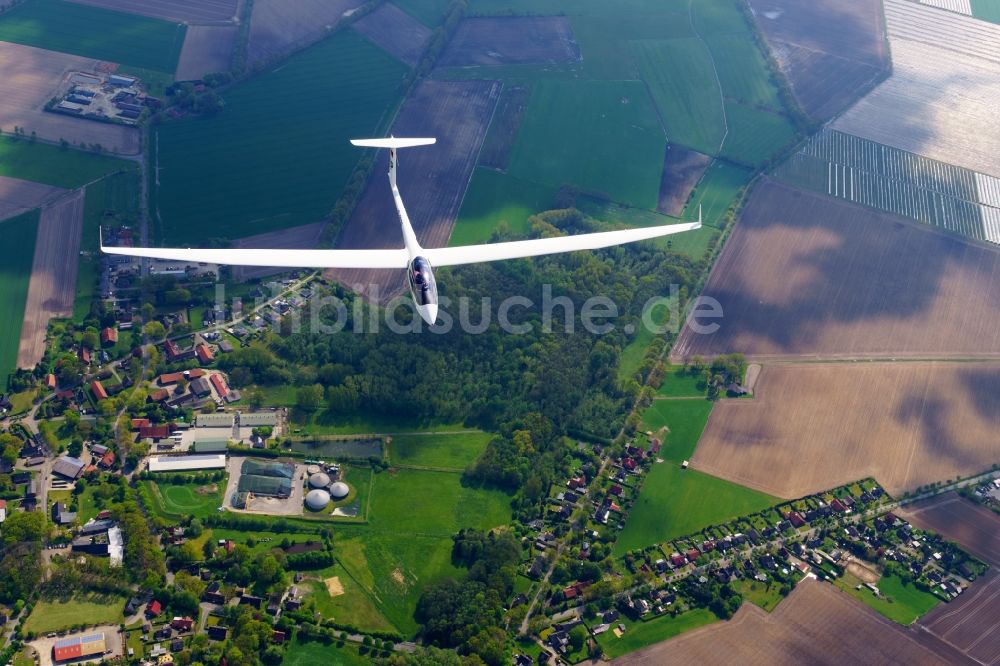 Luftbild Fredenbeck - Segelflugzeug ASW27 D-9279 im Fluge über dem Luftraum in Fredenbeck im Bundesland Niedersachsen, Deutschland