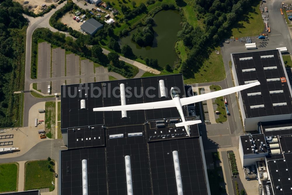 Stade von oben - Segelflugzeug ASW 20 im Fluge über dem Luftraum in Stade im Bundesland Niedersachsen, Deutschland