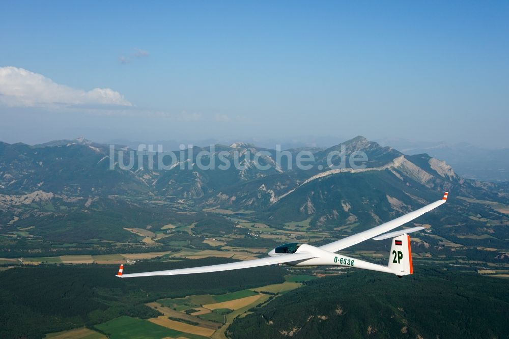 Savournon aus der Vogelperspektive: Segelflugzeug ASW 20 D-6538 im Fluge über der Montagne d’Aujour in Provence-Alpes-Cote d'Azur, Frankreich