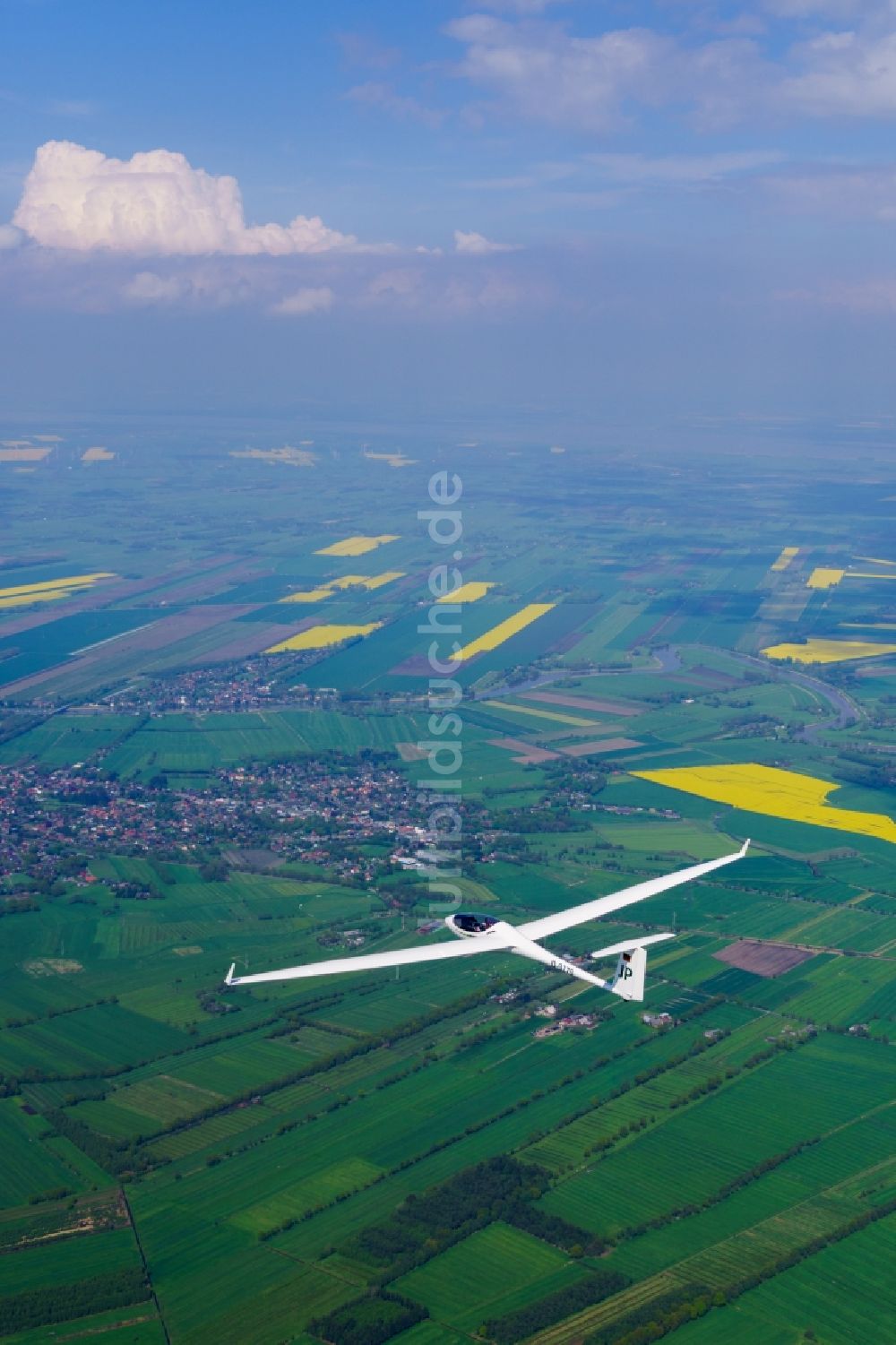 Luftbild Hemmoor - Segelflugzeug über Hemmoor im Bundesland Niedersachsen, Deutschland