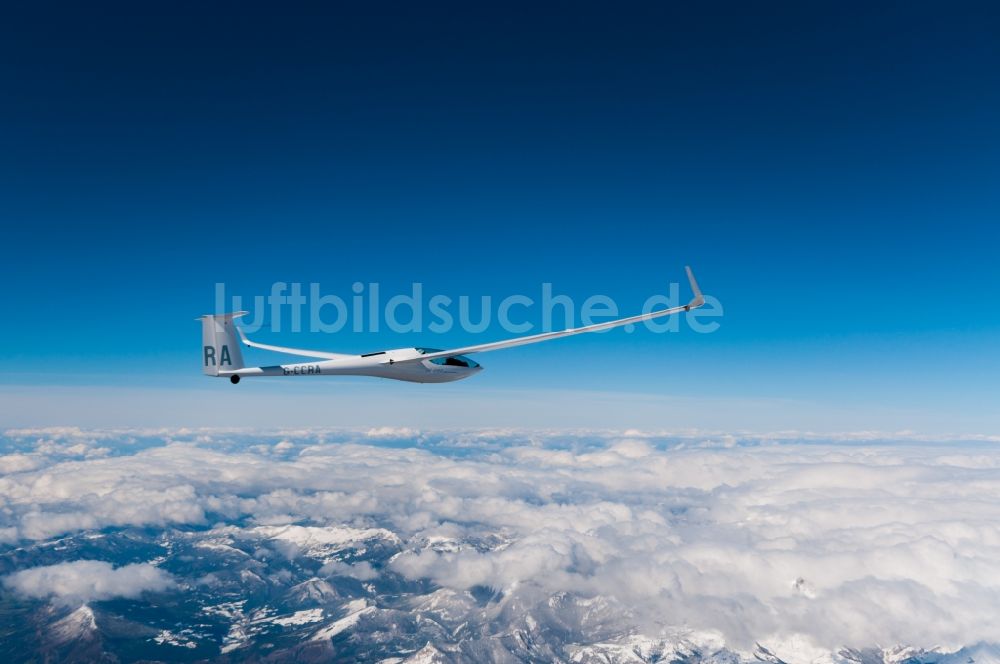 L'Hospitalet aus der Vogelperspektive: Segelflugzeug DG-800 G-CCRA im Fluge über den Wolken in L'Hospitalet in Provence-Alpes-Cote d'Azur, Frankreich