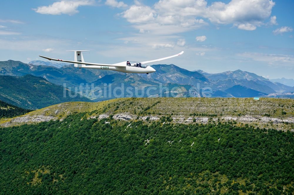 Luftbild Aspres-sur-Buëch - Segelflugzeug Duo Discus D-6844 im Fluge über dem Berg Aporte bei Aspres-sur-Buëch in Provence-Alpes-Cote d'Azur, Frankreich