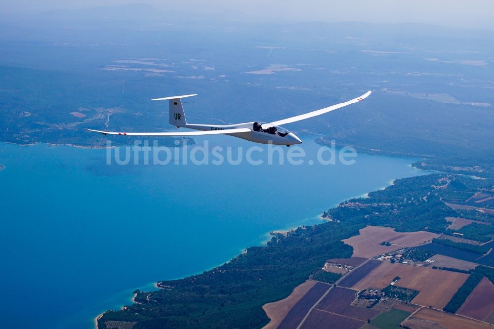 Sainte-Croix-du-Verdon aus der Vogelperspektive: Segelflugzeug Duo Discus D-6844 im Fluge über dem Lac de Stainte Croix bei Sainte-Croix-du-Verdon in Provence-Alpes-Cote d'Azur, Frankreich