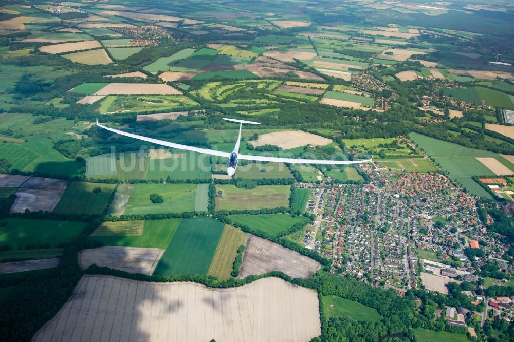 Luftaufnahme Fredenbeck - Segelflugzeug Duo Discus XT im Fluge über dem Luftraum in Fredenbeck im Bundesland Niedersachsen, Deutschland