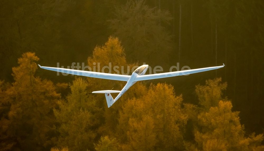 Hamm von oben - Segelflugzeug Duo Discus im Fluge über dem Luftraum in Hamm im Bundesland Nordrhein-Westfalen