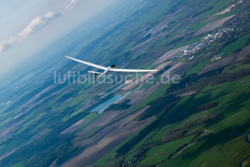 Luftbild Fredenbeck - Segelflugzeug Duo Discus D-KBFV im Fluge über dem Luftraum bei Fredenbeck im Bundesland Niedersachsen, Deutschland