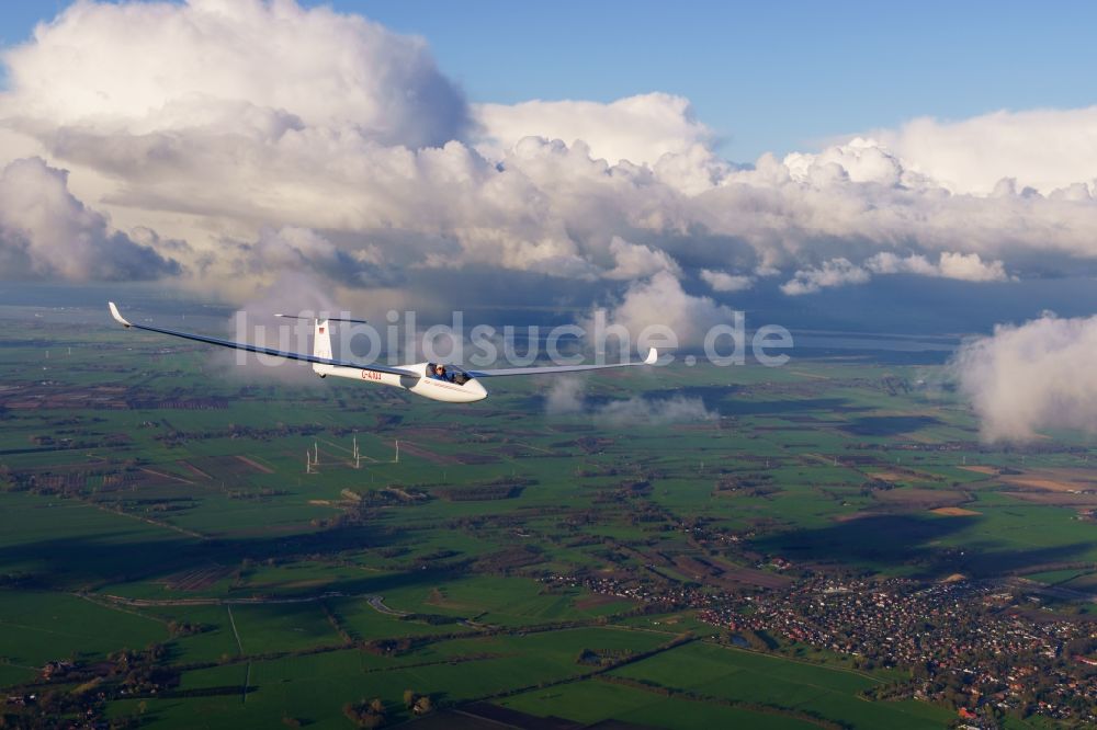 Burweg aus der Vogelperspektive: Segelflugzeug LS4 D-4103 im Fluge über den Felder nahe Burweg im Bundesland Niedersachsen, Deutschland