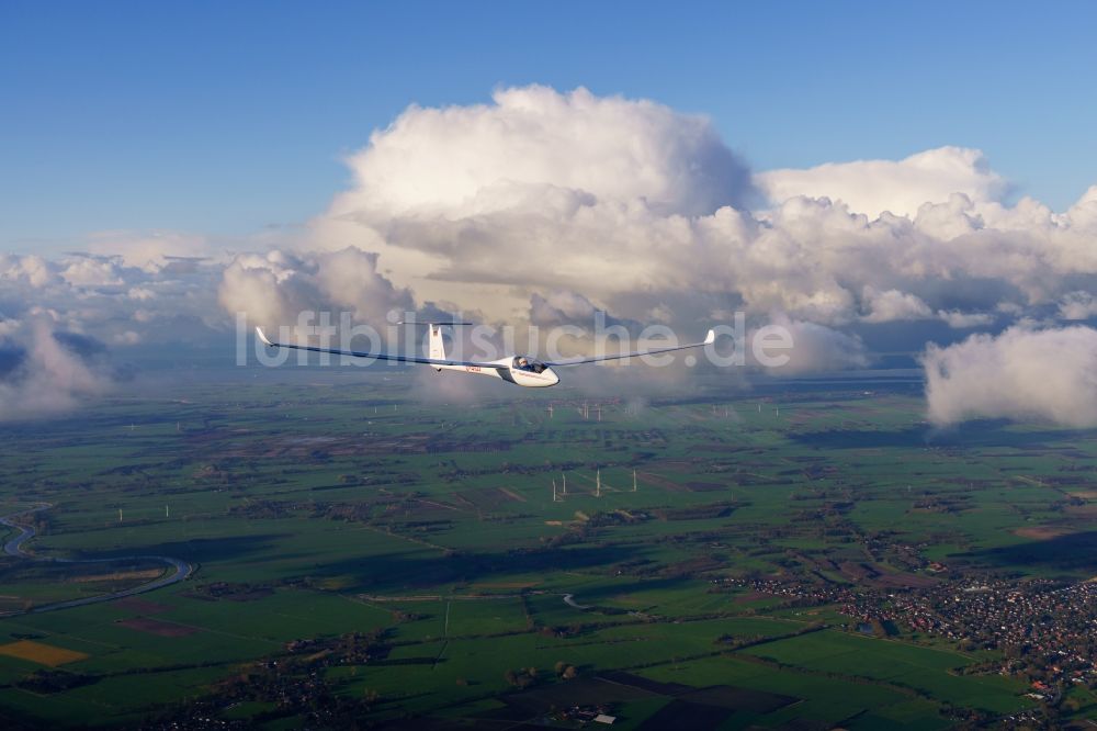 Luftbild Burweg - Segelflugzeug LS4 D-4103 im Fluge über den Felder nahe Burweg im Bundesland Niedersachsen, Deutschland