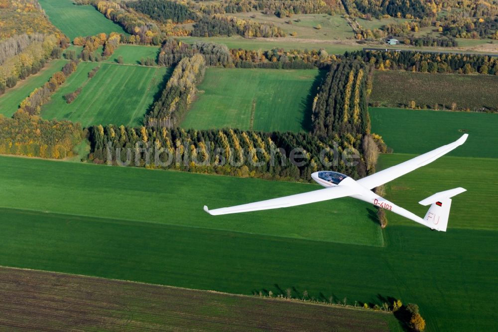 Luftbild Stade - Segelflugzeug LS4 D-4103 im Fluge über den Felder nahe des Flugplatzes Stade im Bundesland Niedersachsen, Deutschland