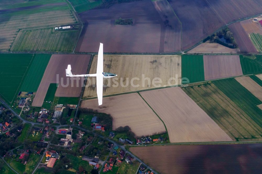 Heeslingen von oben - Segelflugzeug DG100 D-1980 im Fluge über dem Luftraum in Heeslingen im Bundesland Niedersachsen, Deutschland