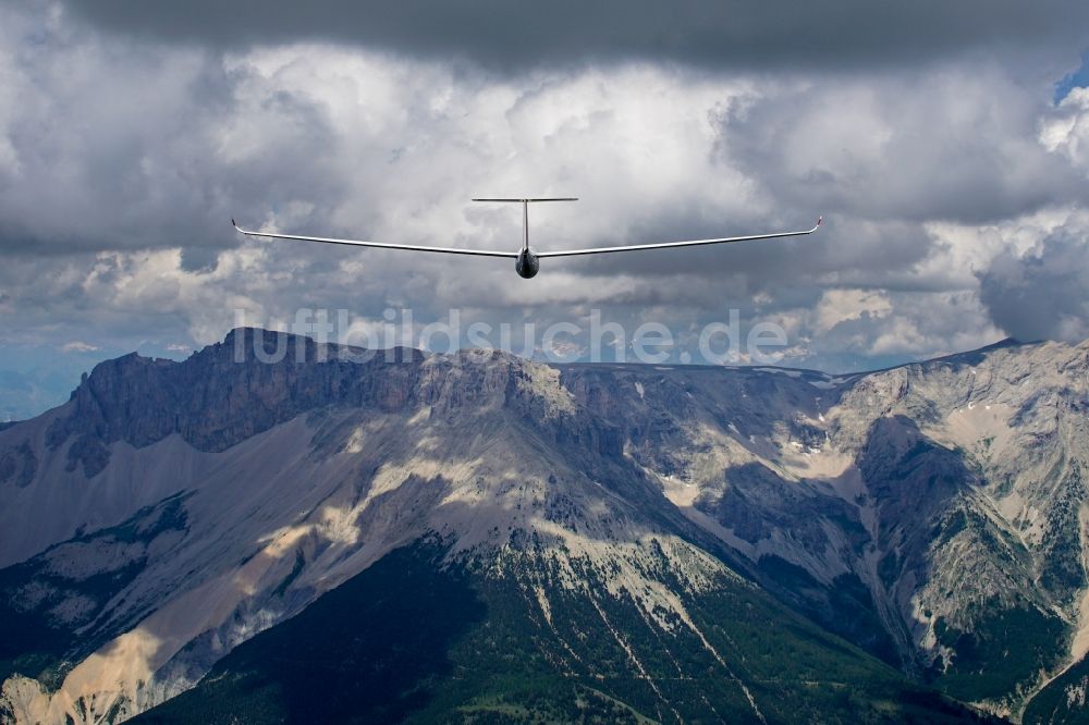 Luftaufnahme Montmaur - Segelflugzeug LS-8 D-1896 im Fluge über dem Luftraum von Montmaur in Provence-Alpes-Cote d'Azur, Frankreich