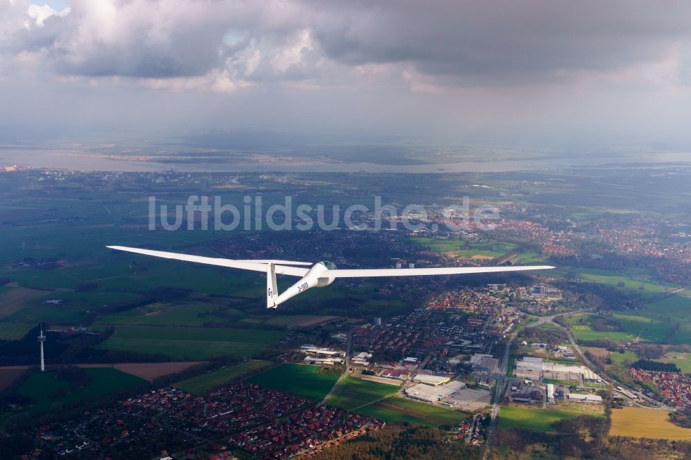 Stade von oben - Segelflugzeug DG-100 D-1980 im Fluge über dem Luftraum von Stade im Bundesland Niedersachsen, Deutschland