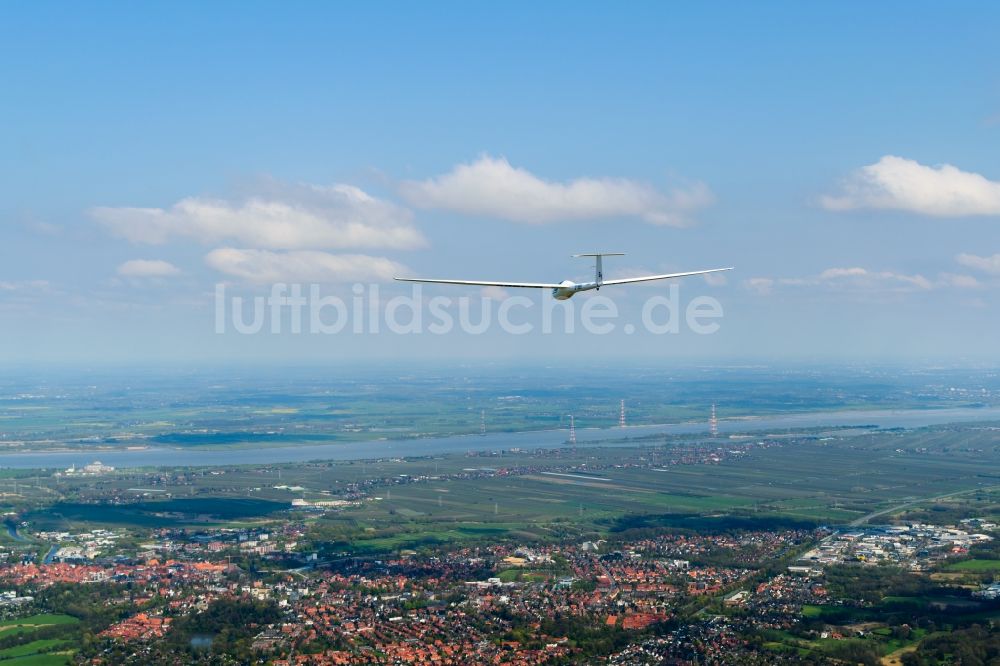 Luftaufnahme Stade - Segelflugzeug DG100 D-1980 im Fluge über dem Luftraum in Stade im Bundesland Niedersachsen, Deutschland