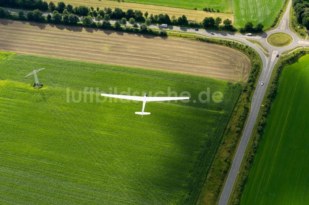 Luftbild Stade - Segelflugzeug SF-27 im Fluge über Wiesen und einem Kreisverkehr bei Stade im Bundesland Niedersachsen, Deutschland