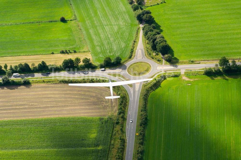 Luftaufnahme Stade - Segelflugzeug SF-27 im Fluge über Wiesen und einem Kreisverkehr bei Stade im Bundesland Niedersachsen, Deutschland