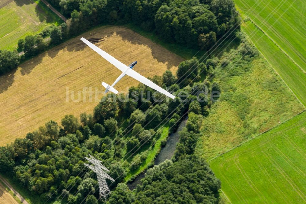 Stade von oben - Segelflugzeug SF-27 im Fluge über Wiesen und einer Hochspannungsleitung bei Stade im Bundesland Niedersachsen, Deutschland