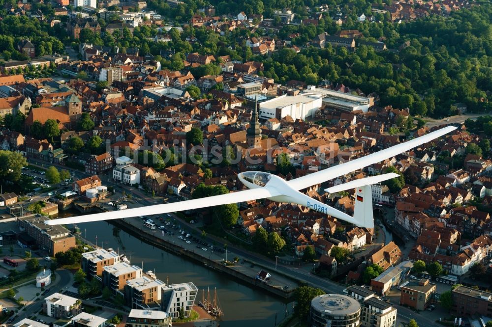 Luftbild Stade - Segelflugzeug Glasflügel Kestrel im Fluge über dem Luftraum in Stade im Bundesland Niedersachsen, Deutschland