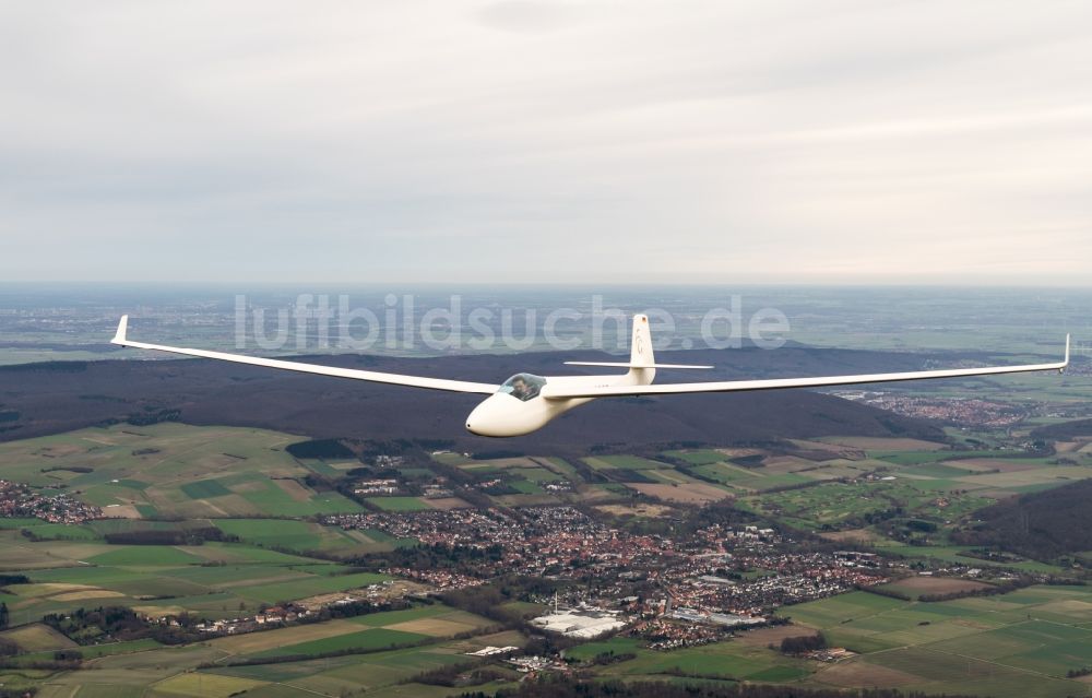 Porta Westfalica aus der Vogelperspektive: Segelflugzeug Glasflügel Libelle D-9250 im Fluge über dem Luftraum in Porta Westfalica im Bundesland Nordrhein-Westfalen, Deutschland