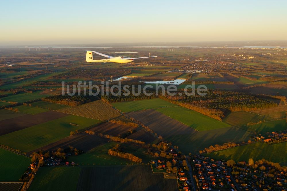 Stade von oben - Segelflugzeug Glasflügel Mosquito D-5561 im Fluge über dem Luftraum in Stade im Bundesland Niedersachsen, Deutschland