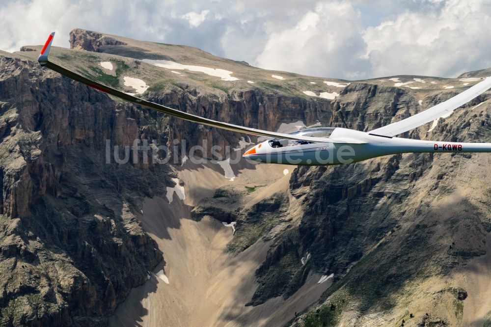 Luftbild Montmaur - Segelflugzeug EB28 D-KQWB im Fluge über dem Berg Pic de Bure bei Montmaur in Provence-Alpes-Cote d'Azur, Frankreich