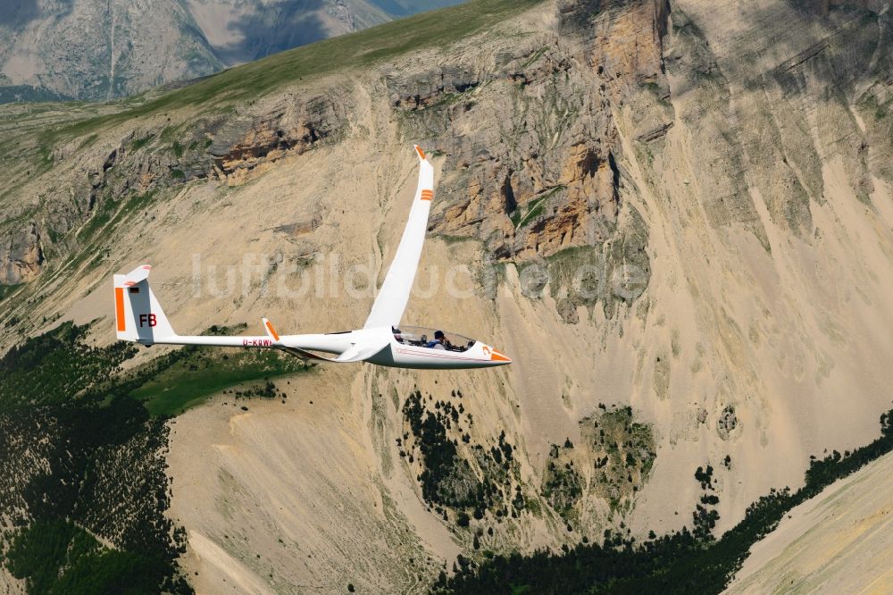 Montmaur von oben - Segelflugzeug EB28 D-KQWB im Fluge über dem Berg Pic de Bure bei Montmaur in Provence-Alpes-Cote d'Azur, Frankreich