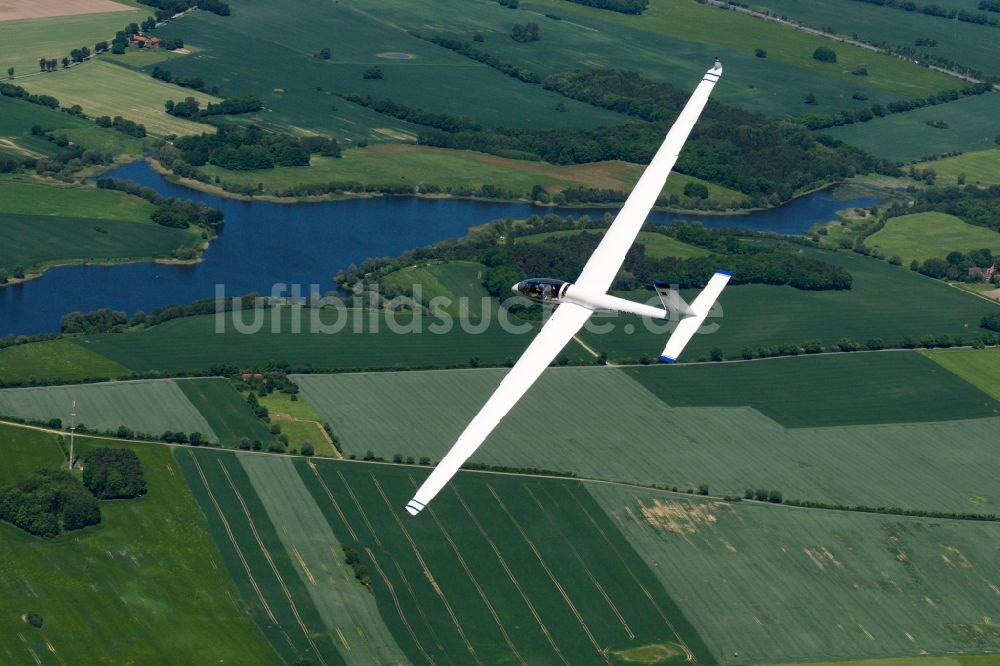 Predöler Stausee von oben - Segelflugzeug Perkoz im Fluge über dem Luftraum in Predöler Stausee im Bundesland Brandenburg, Deutschland