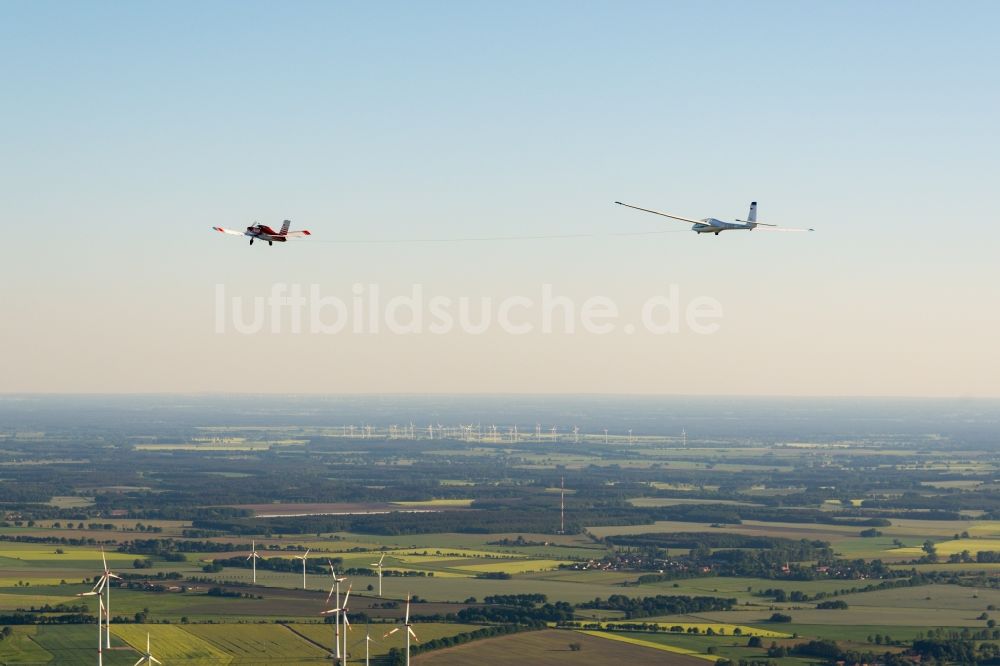 Luftbild Pritzwalk - Segelflugzeug SZD 54 Perkoz im Start über dem Luftraum in Pritzwalk im Bundesland Brandenburg, Deutschland