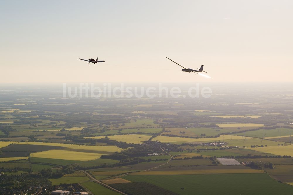 Luftbild Pritzwalk - Segelflugzeug SZD 54 Perkoz im Start über dem Luftraum in Pritzwalk im Bundesland Brandenburg, Deutschland