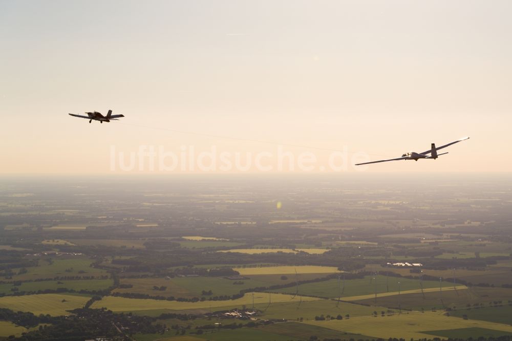 Luftaufnahme Pritzwalk - Segelflugzeug SZD 54 Perkoz im Start über dem Luftraum in Pritzwalk im Bundesland Brandenburg, Deutschland