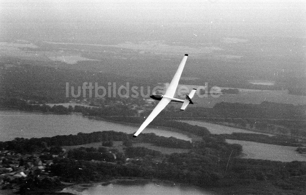 Friedersdorf von oben - Segelflugzeug vom Typ Bocian über dem Wolziger See bei Friedersdorf 01.09.1989