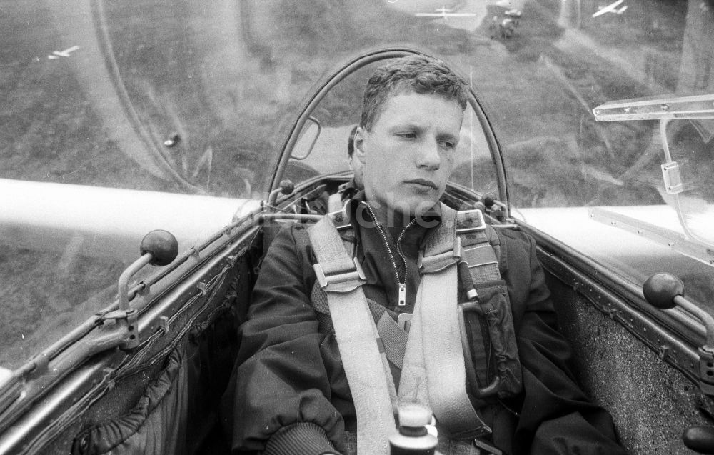 Friedersdorf von oben - Segelflugzeug vom Typ Bocian im Fluge über dem Luftraum in Friedersdorf in Brandenburg, Deutschland