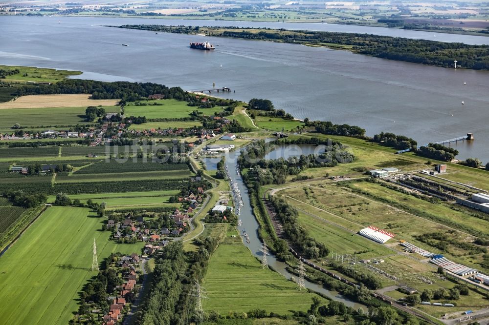 Stade von oben - Segelhafen Abbenflether Wassersportverein e.V. im Hafen in Stade im Bundesland Niedersachsen, Deutschland