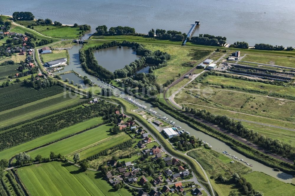 Stade aus der Vogelperspektive: Segelhafen Abbenflether Wassersportverein e.V. im Hafen in Stade im Bundesland Niedersachsen, Deutschland