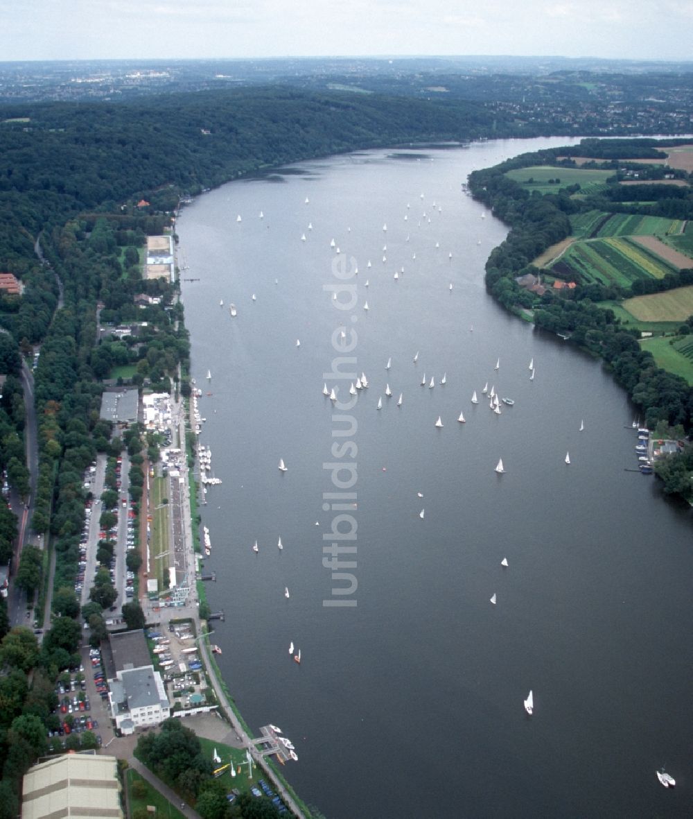 Essen von oben - Segeln vor Tribünen auf dem Baldeneysee in Essen im Bundesland Nordrhein-Westfalen