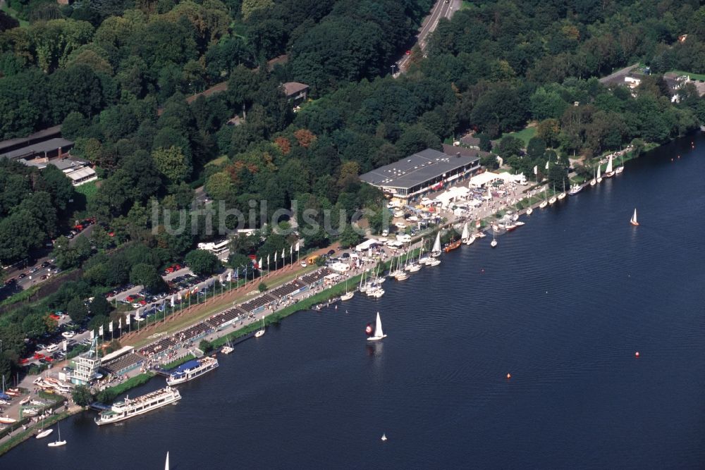 Essen aus der Vogelperspektive: Segeln vor Tribünen auf dem Baldeneysee in Essen im Bundesland Nordrhein-Westfalen