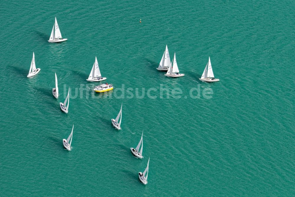 Luftaufnahme Münsing - Segelregatta mit H-Booten auf dem Starnberger See nahe Ammerland im Bundesland Bayern