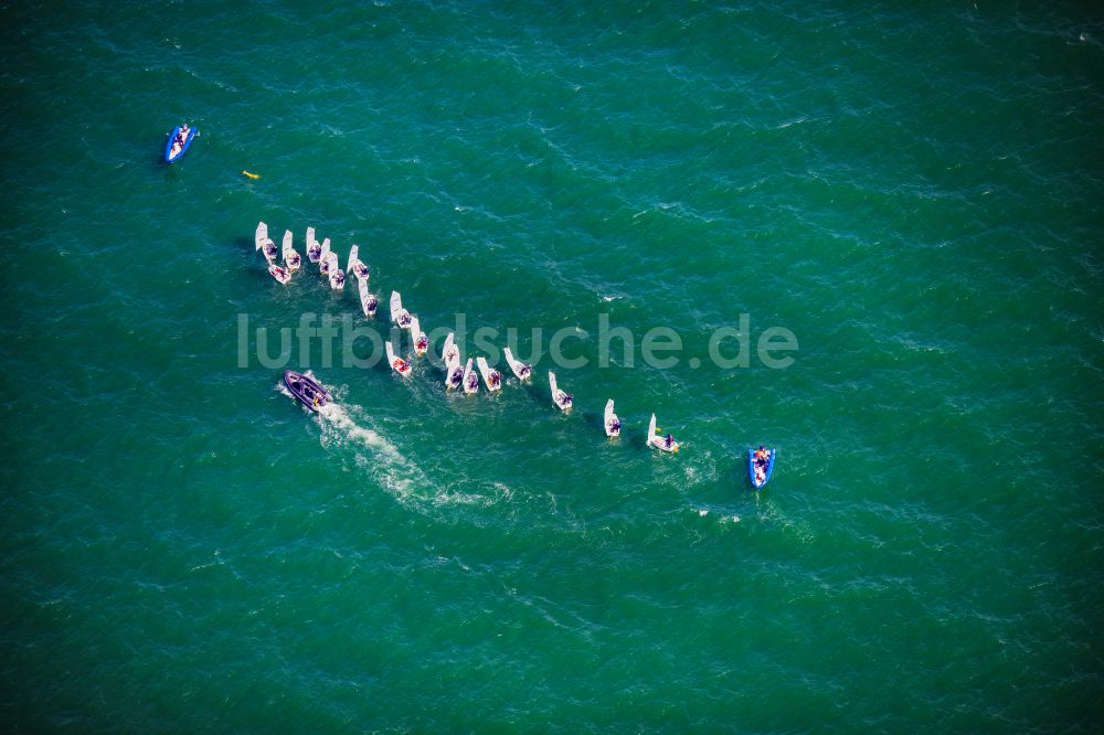 Lübeck aus der Vogelperspektive: Segelregatta auf der Ostsee vor Travemünde mit der Bootsklasse Optimist in Lübeck im Bundesland Schleswig-Holstein, Deutschland