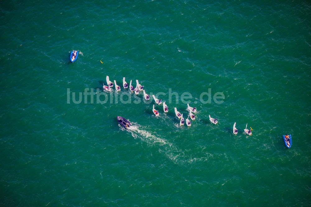 Luftbild Lübeck - Segelregatta auf der Ostsee vor Travemünde mit der Bootsklasse Optimist in Lübeck im Bundesland Schleswig-Holstein, Deutschland