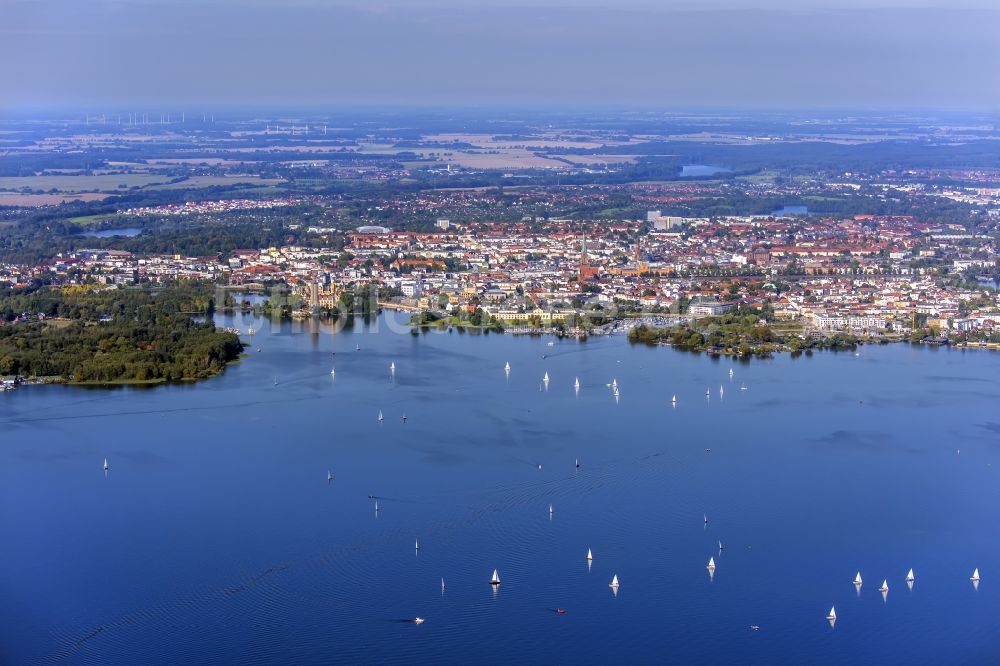 Luftbild Schwerin - Segelregatta auf dem Schweriner See in Schwerin im Bundesland Mecklenburg-Vorpommern, Deutschland