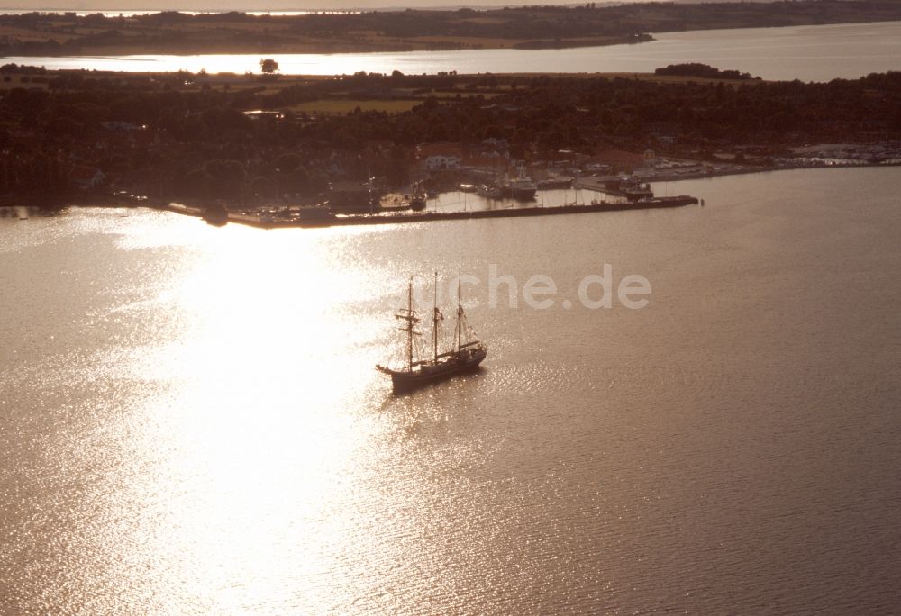 Luftaufnahme Aeroeskoebing - Segelschiff vor Aeroeskoebing in Aeroe in Dänemark