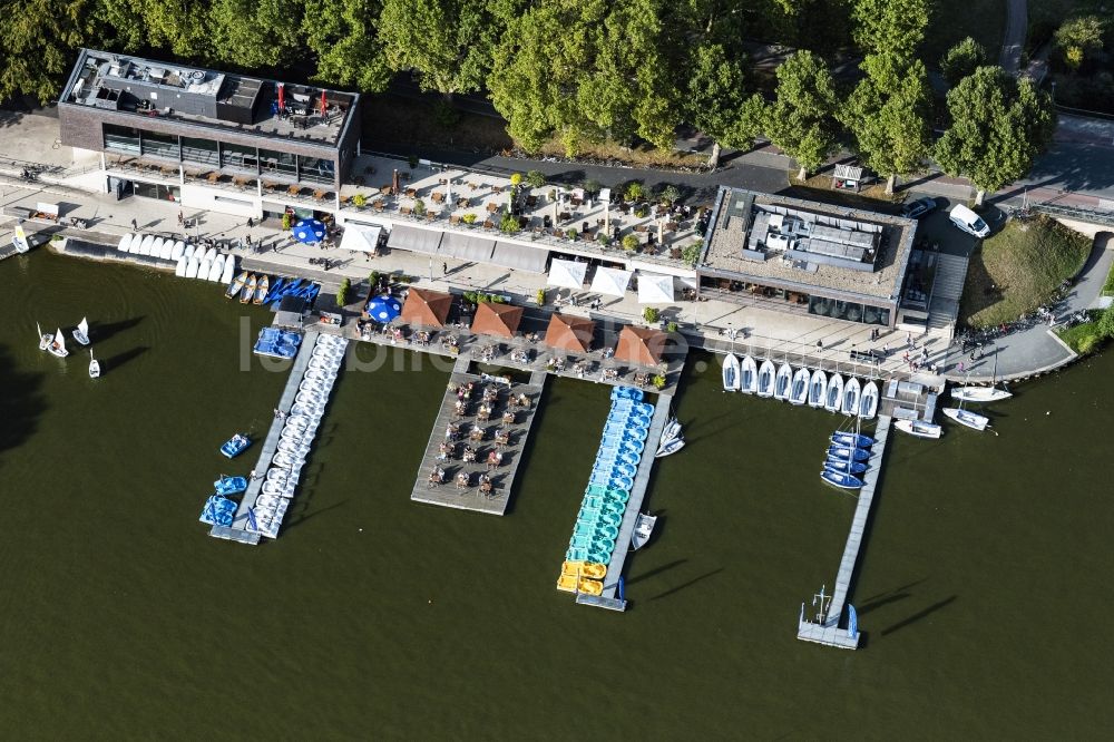 Münster von oben - Segelschiff mit Anlagen für Tretboote an der bekannten Promenade - Flaniermeile der Annette-Allee mit Restaurants- und Gastronomie- Gebäuden am Aasee im Hafen im Ortsteil Pluggendorf in Münster im Bundesland Nordrhein-Westfalen, Deutschland